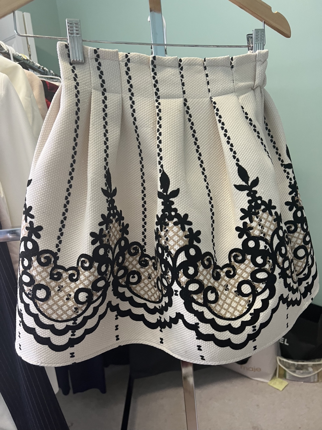 Cream & Black Lace-Print Pleated Skirt