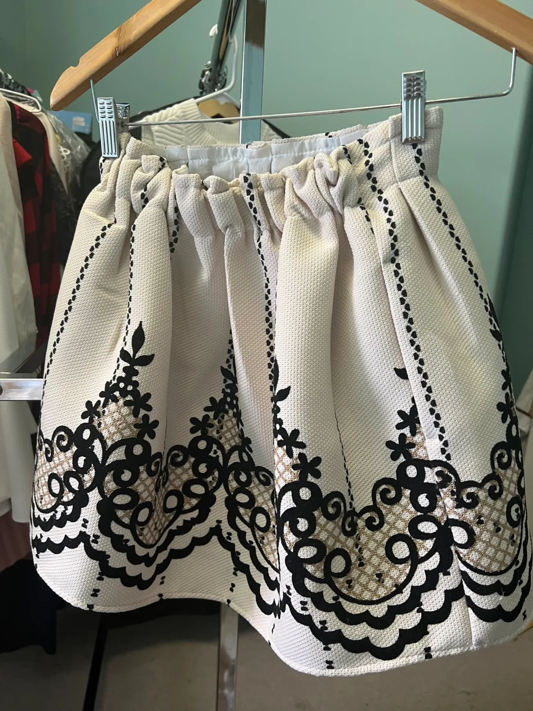 Cream & Black Lace-Print Pleated Skirt image indicator(2)