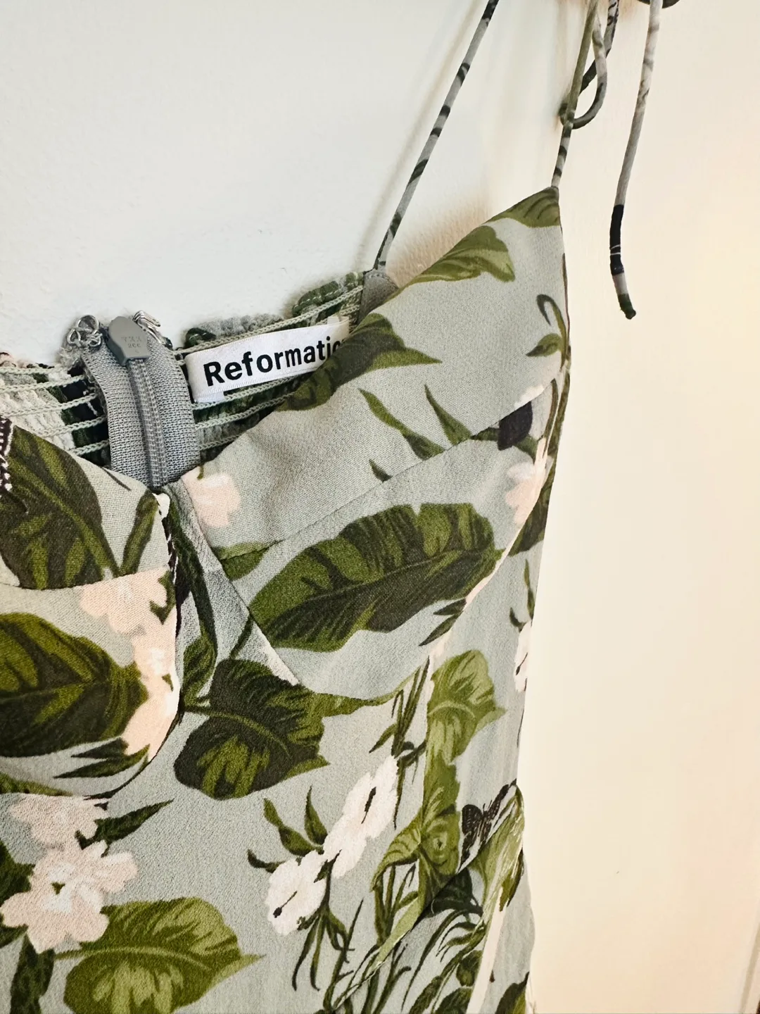 Reformation Kourtney Dress size 6 image indicator(6)