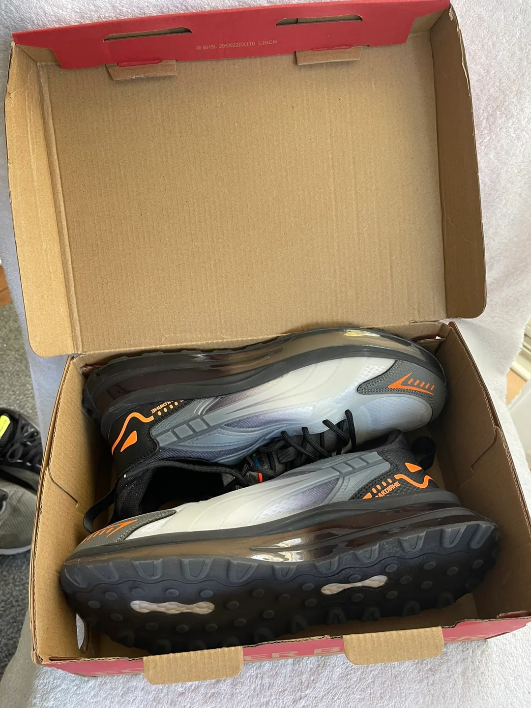 Stay Wild New York City Sneakers image indicator(5)