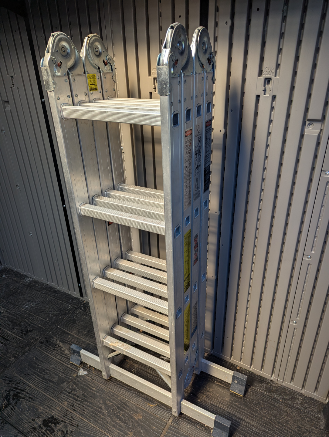 Folding ladder