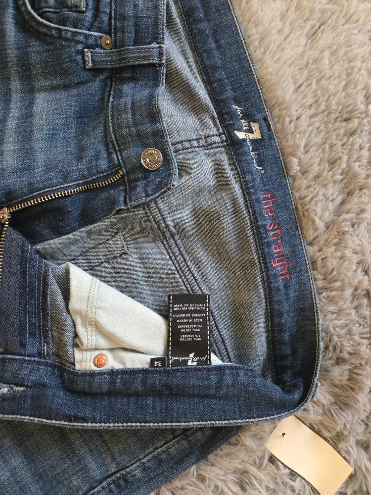 7 For All Mankind The Straight Jeans image indicator(2)