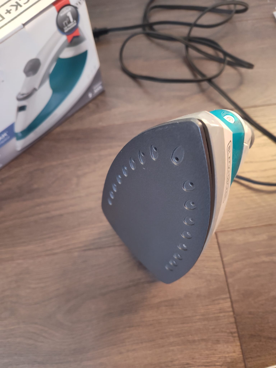 Black+Decker Light 'n Easy Steam Iron & Small Ironing Board - photo 3