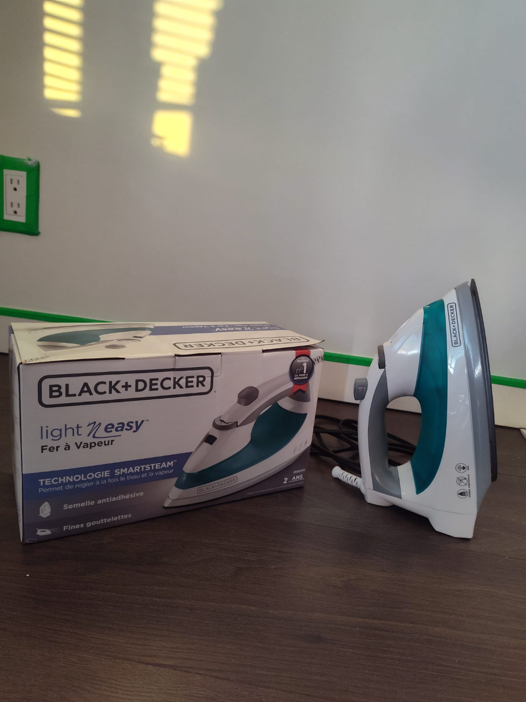Black+Decker Light 'n Easy Steam Iron & Small Ironing Board - photo 5
