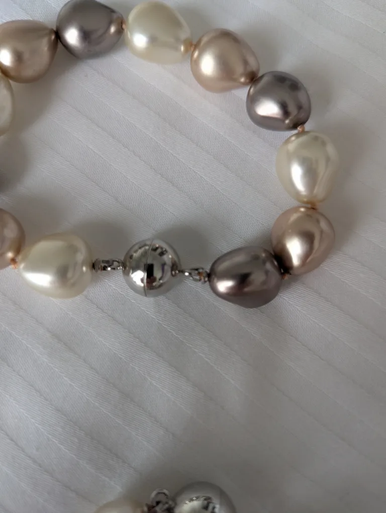 Elegant Pearl Necklace , bracelet and Earring Set image indicator(6)