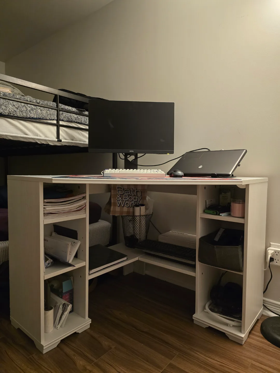White corner desk thumbnail