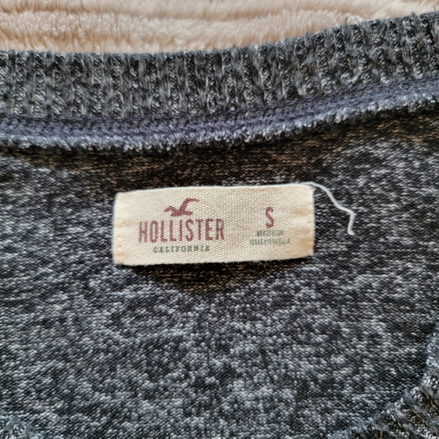 💚 Hollister dark grey crewneck sweater image indicator(3)
