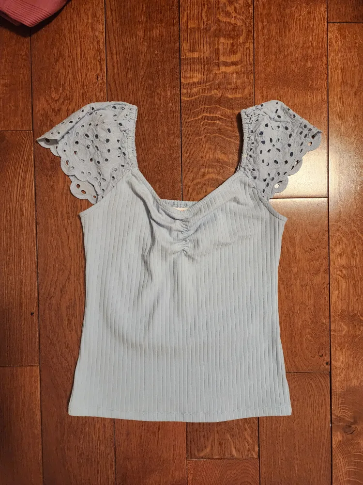 Baby blue top 💙 image indicator(3)