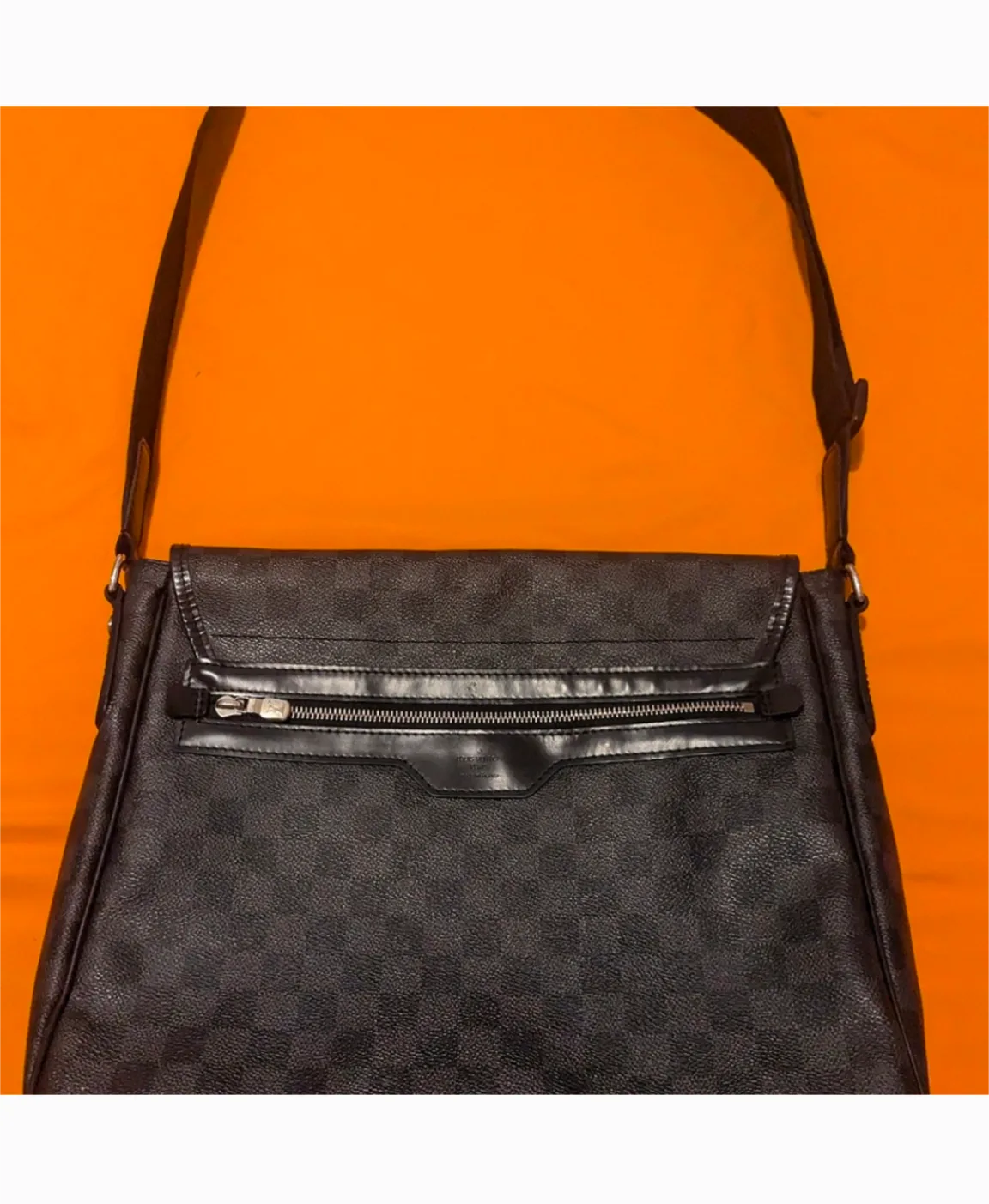 Louis Vuitton Damier Graphite Messenger Bag image indicator(6)