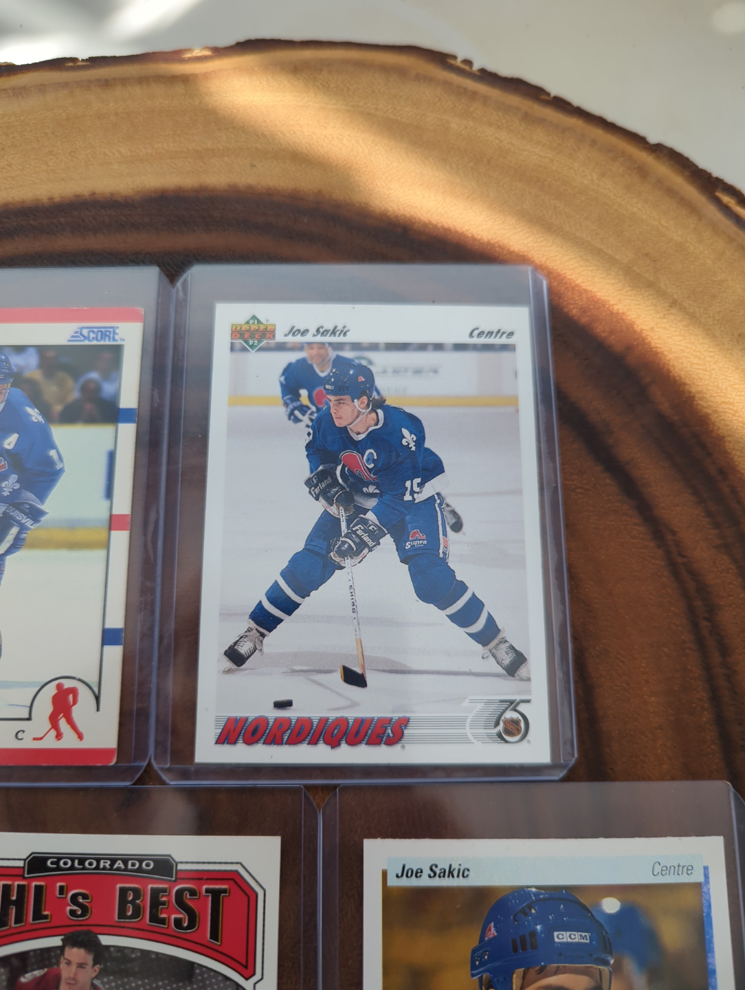 Five Burnaby Joe Sakic Cards (lot 2) - photo 5