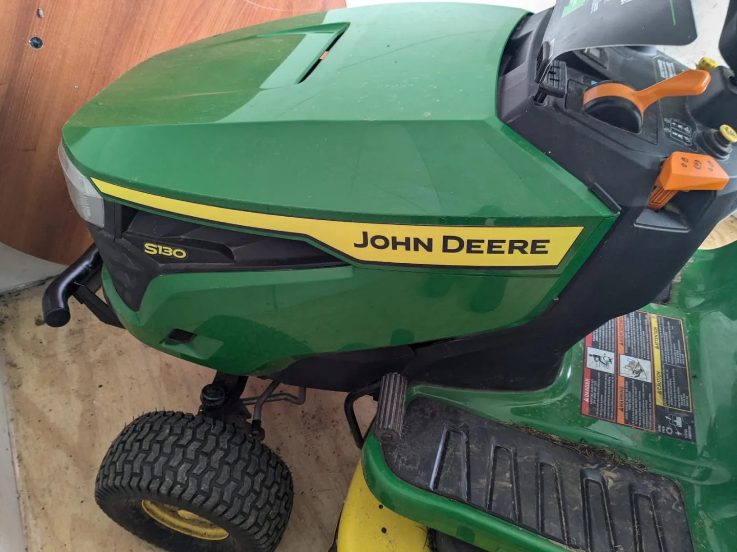 John Deere S130 Riding Lawn Tractor image indicator(4)