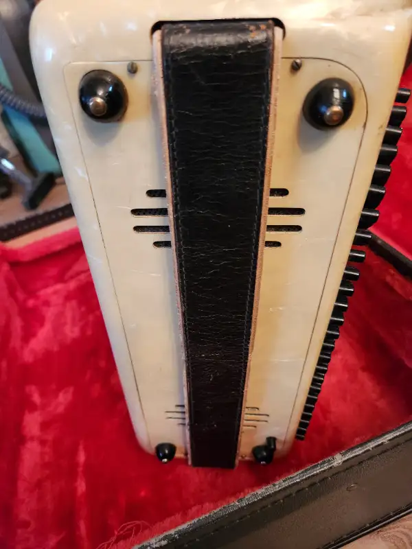 Camerano 120 Bass Accordian white made in Italy works nice. - photo 3