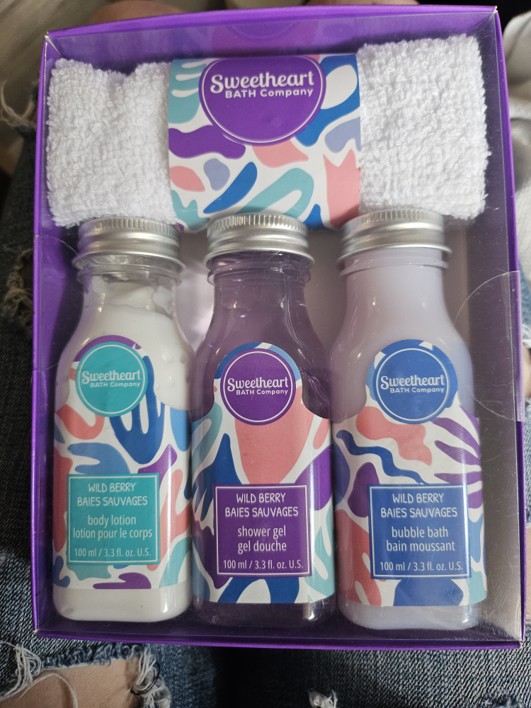 Sweetheart Bath Company Wild Berry Baies Sauvages Gift Set