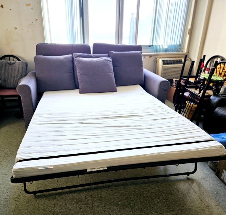 Queen Size Sofa Bed, Only 3 Yrs Old💚 - photo 2