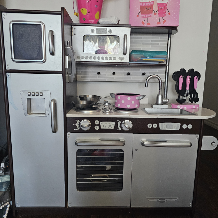 KidKraft Retro-Style Wooden Play Kitchen