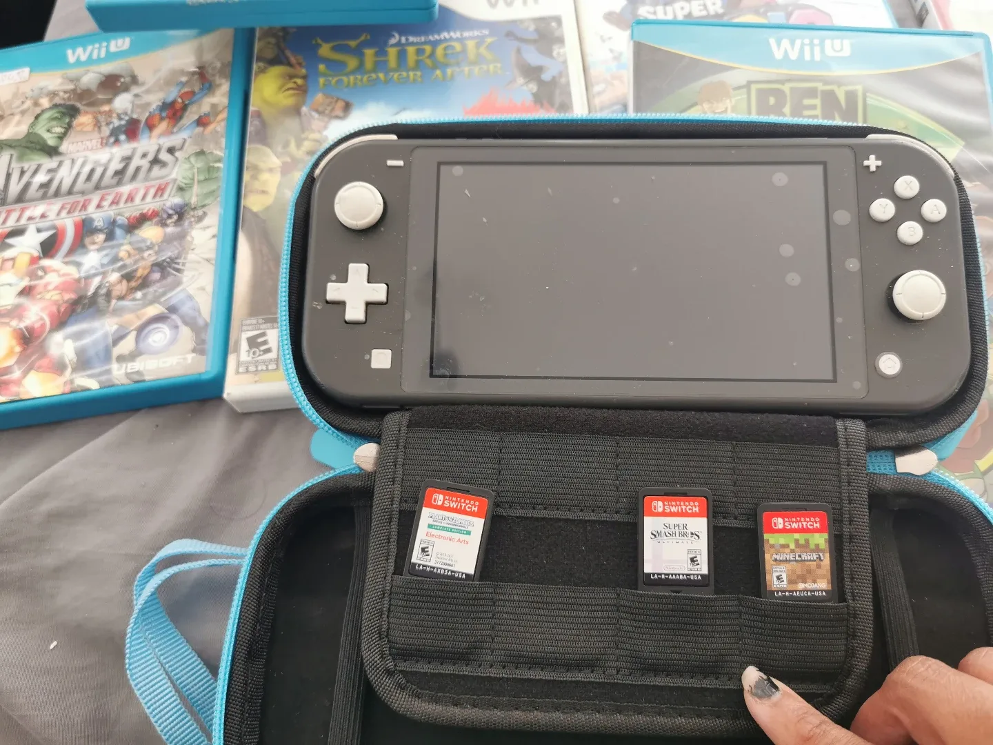 Nintendo Switch Lite with Games image indicator(4)