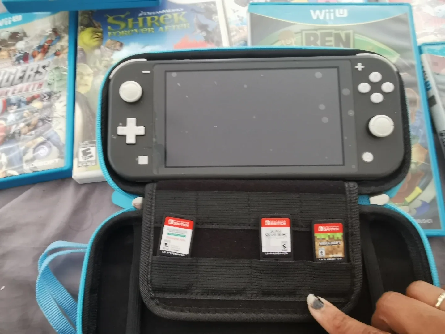 Nintendo Switch Lite with Games image indicator(5)