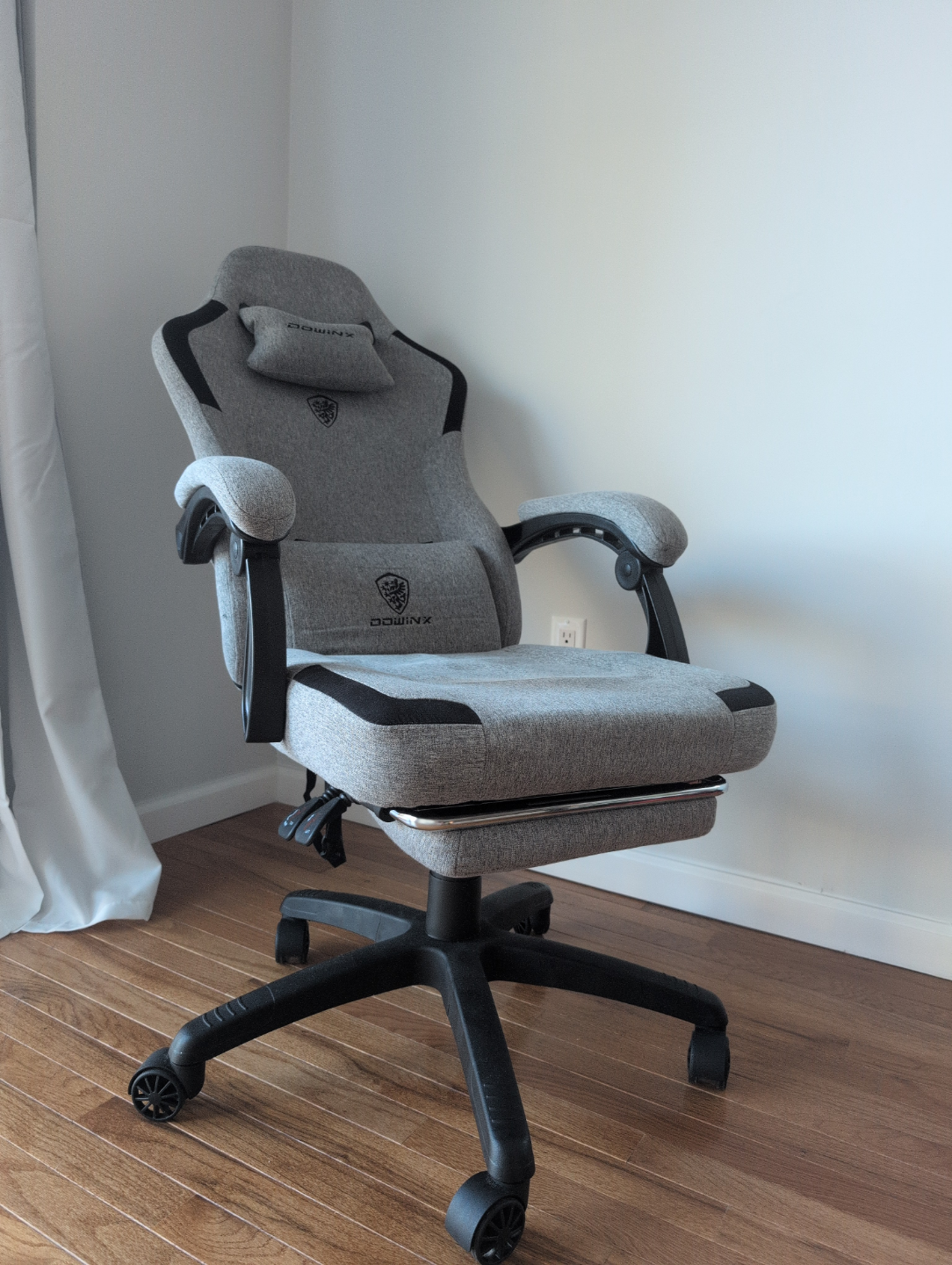 DOWNX Gaming Chair with Footrest - Gray