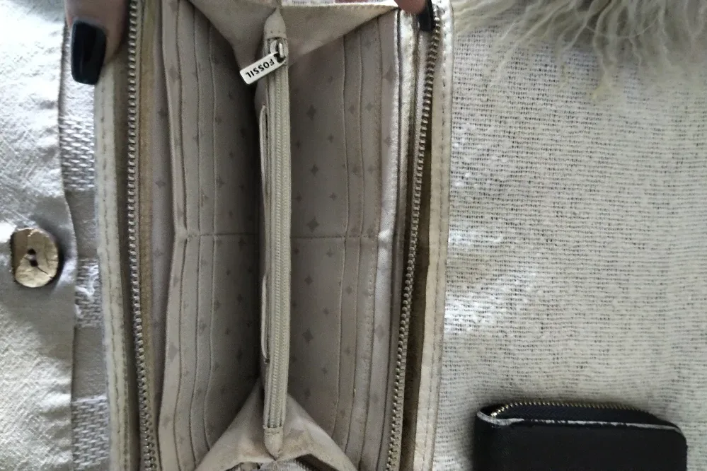 Fossil /Aldo Leather Wallet - Off-White&Black image indicator(5)