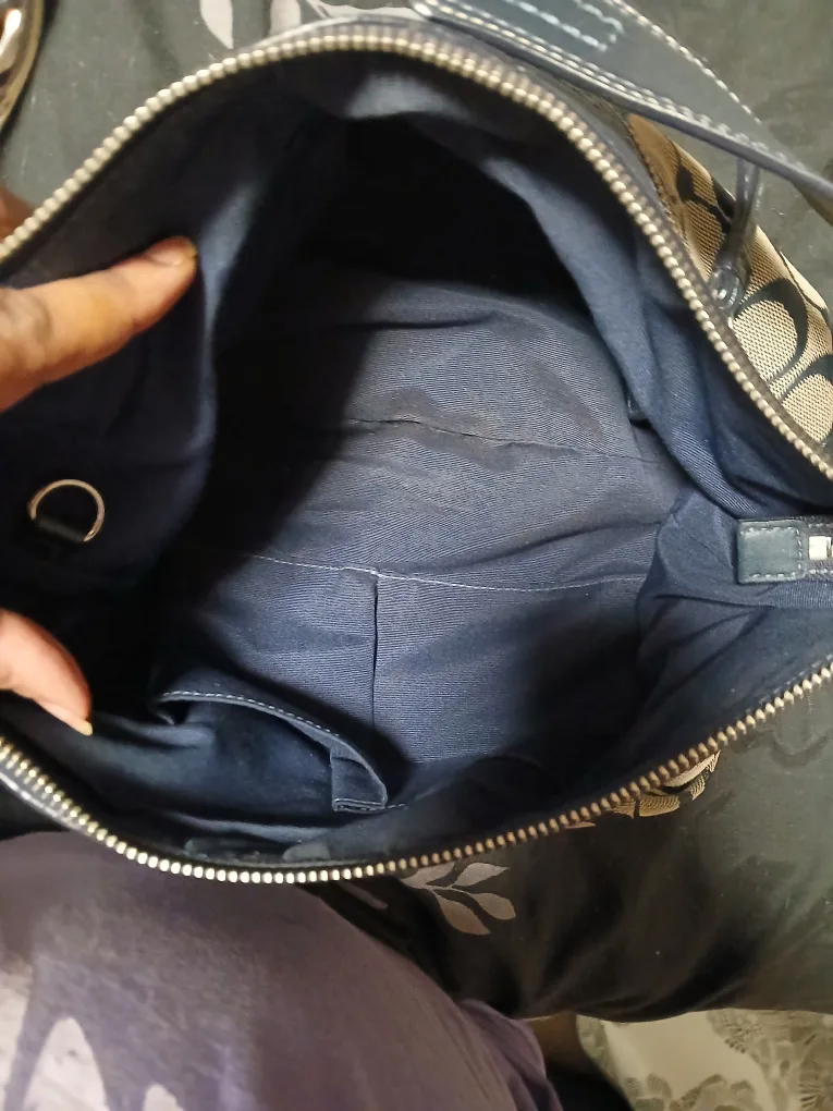 Coach Signature Handbag image indicator(3)