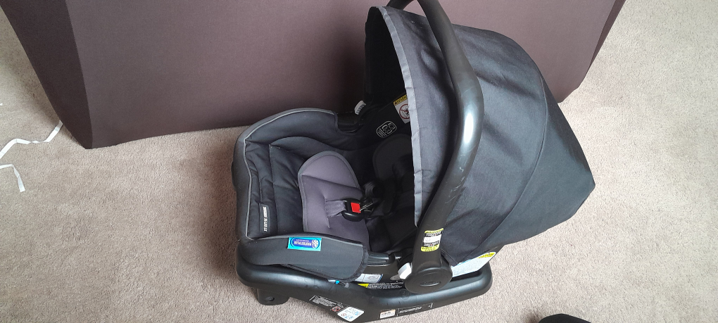 Graco SnugRide SnugLock 35 Infant Car Seat with Bundle Me - photo 2