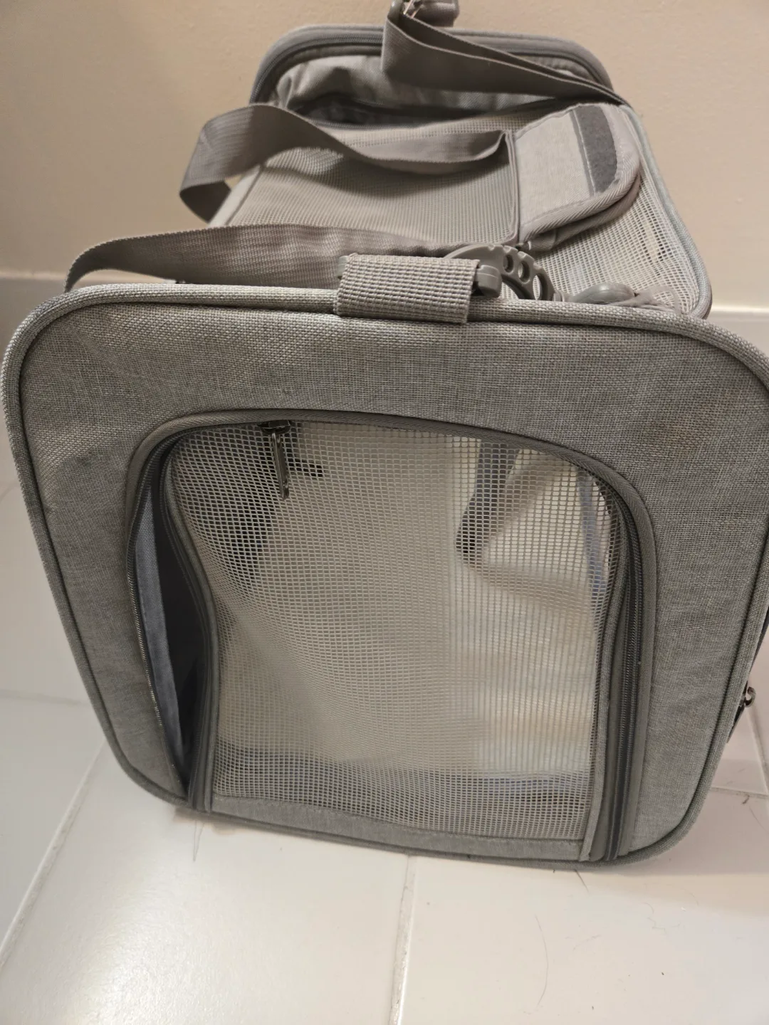 Grey Soft-Sided Pet Carrier Bag for Cats Or Small Dogs image indicator(2)