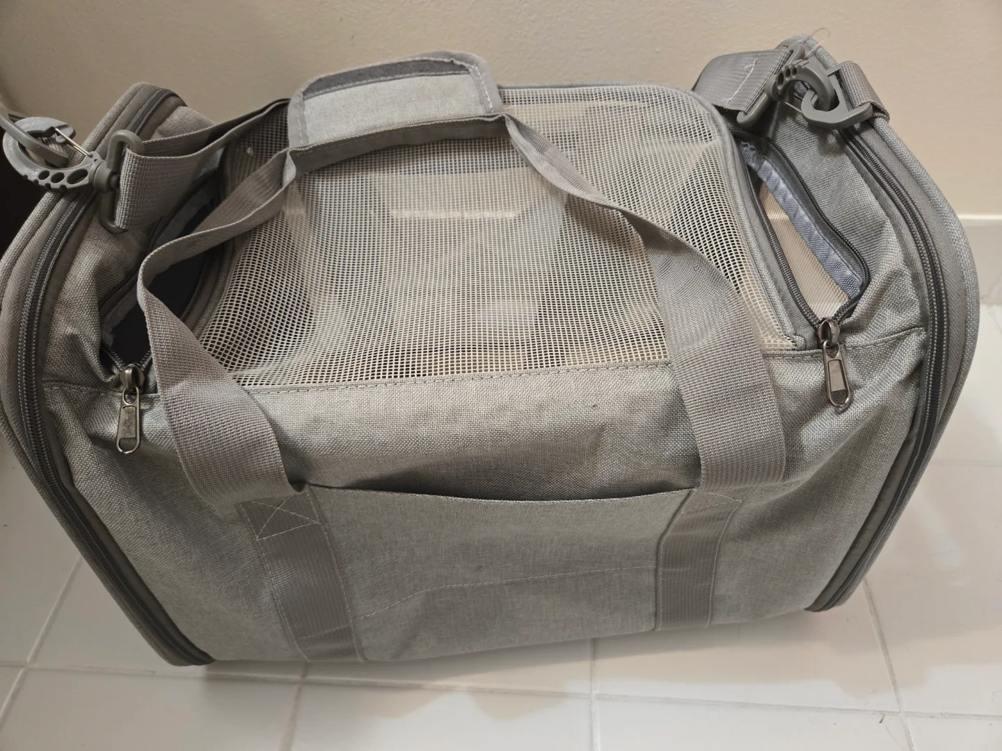 Grey Soft-Sided Pet Carrier Bag for Cats Or Small Dogs image indicator(3)