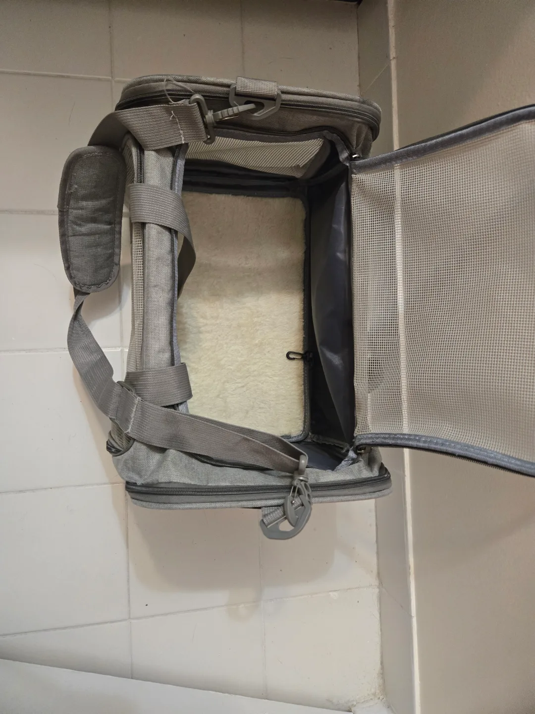 Grey Soft-Sided Pet Carrier Bag for Cats Or Small Dogs image indicator(5)