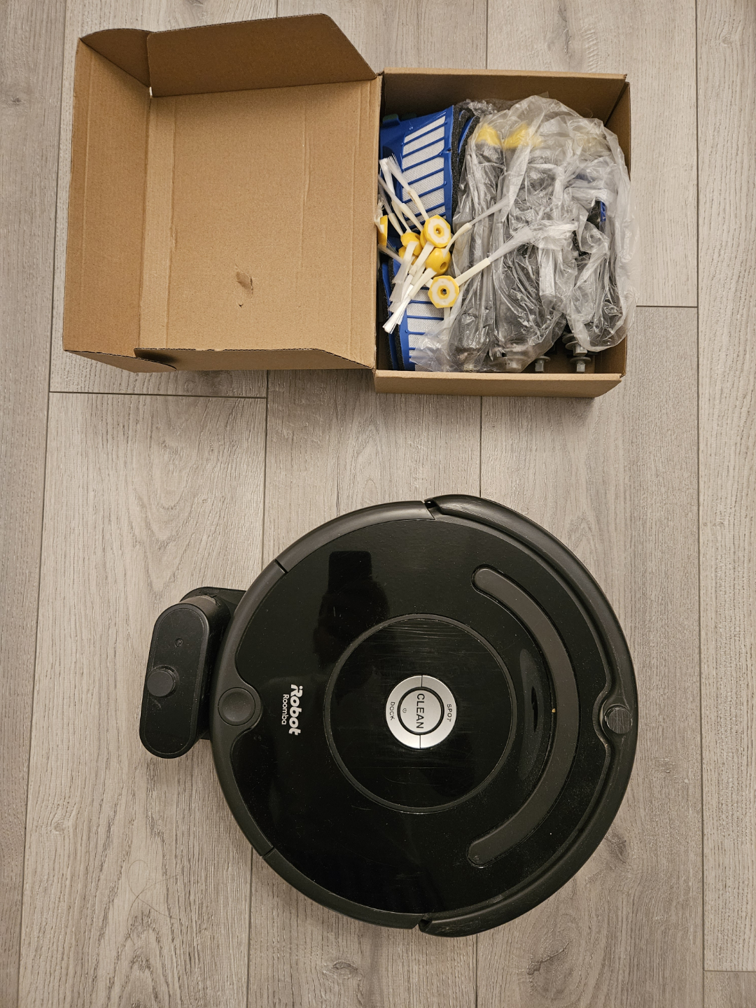 Moving Out Sale‼️iRobot Roomba 600 Vacuum with extra parts