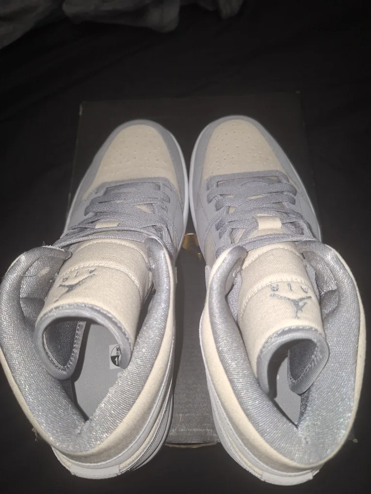 Nike Air Jordan 1s mid-top 10.5  Coconut🥥 milk🥛 image indicator(2)