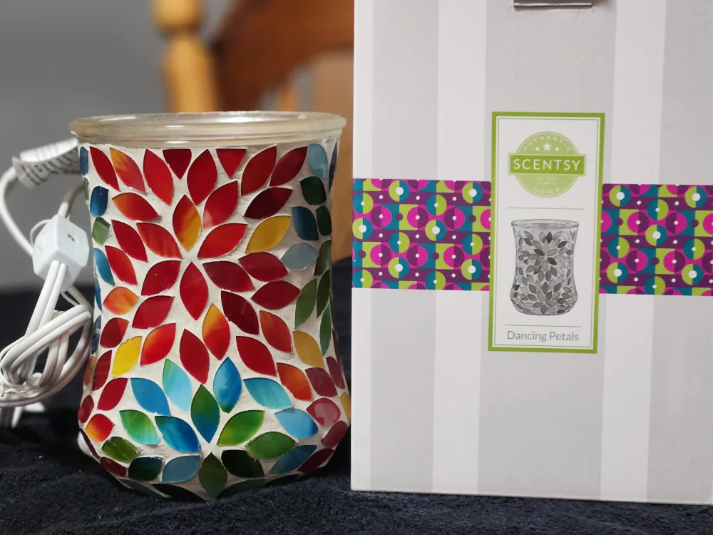 Scentsy Dancing Petals Warmer thumbnail