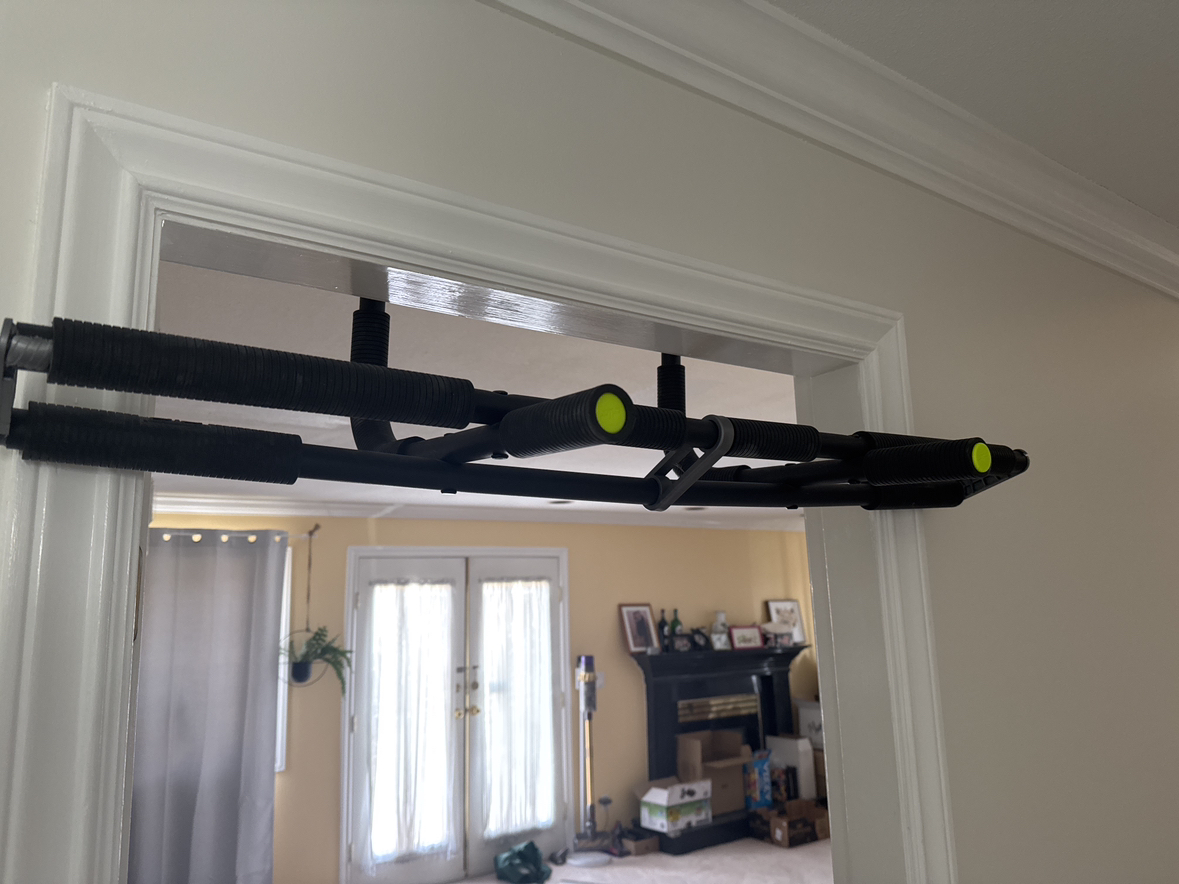 Pull up / chin up bar