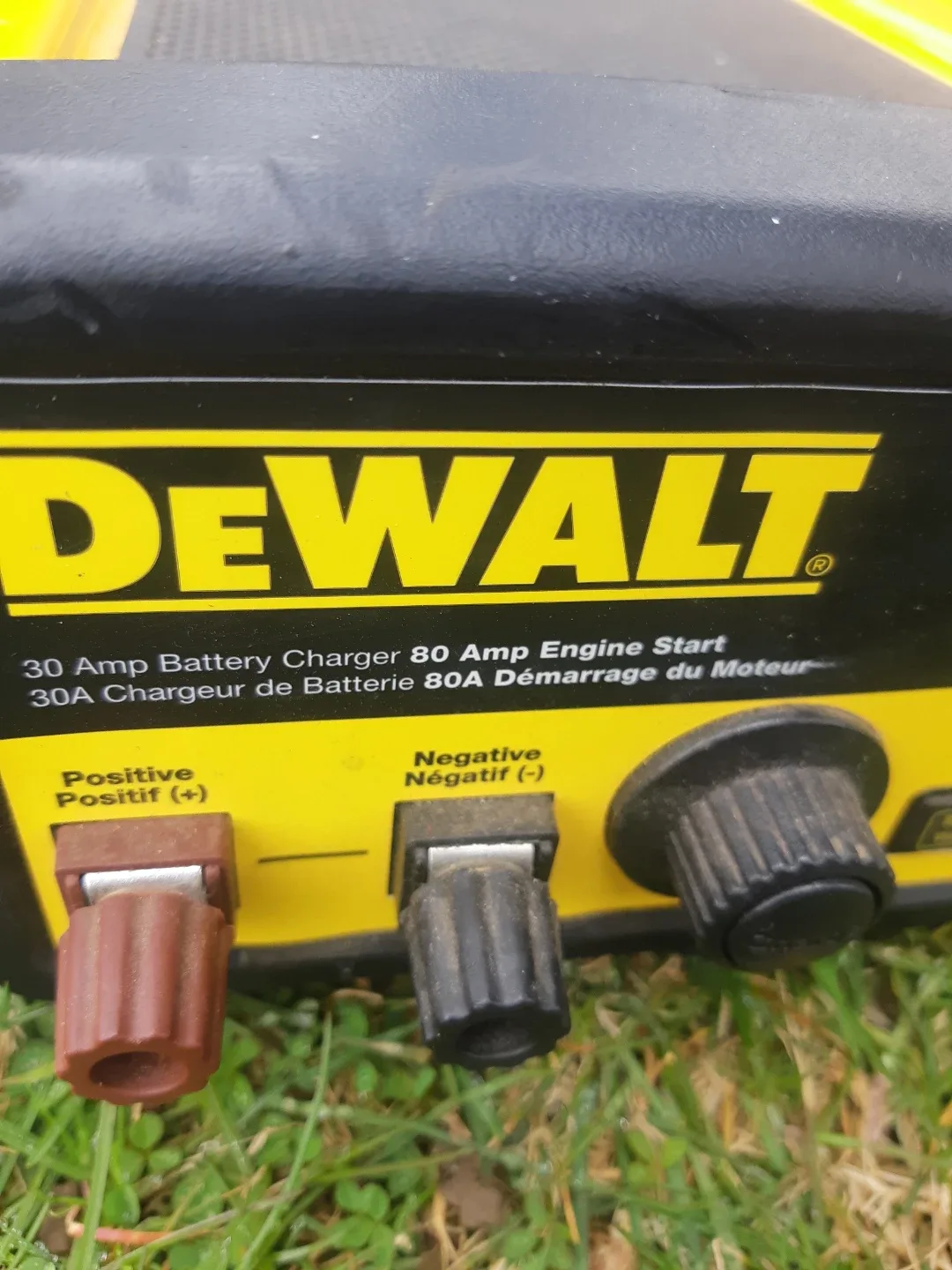 DeWalt 30 Amp Battery Charger 80 Amp Engine Start image indicator(3)