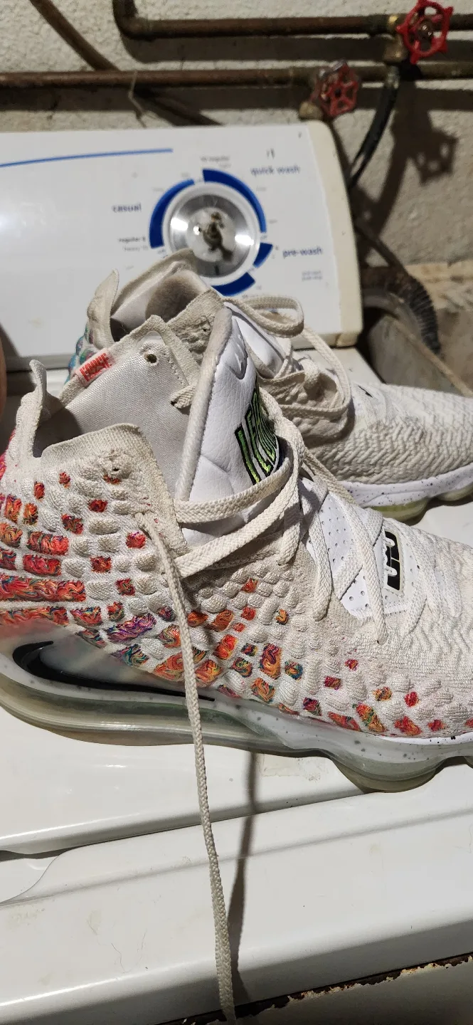 LeBron Witness 5 basketball shoes size 9 image indicator(3)