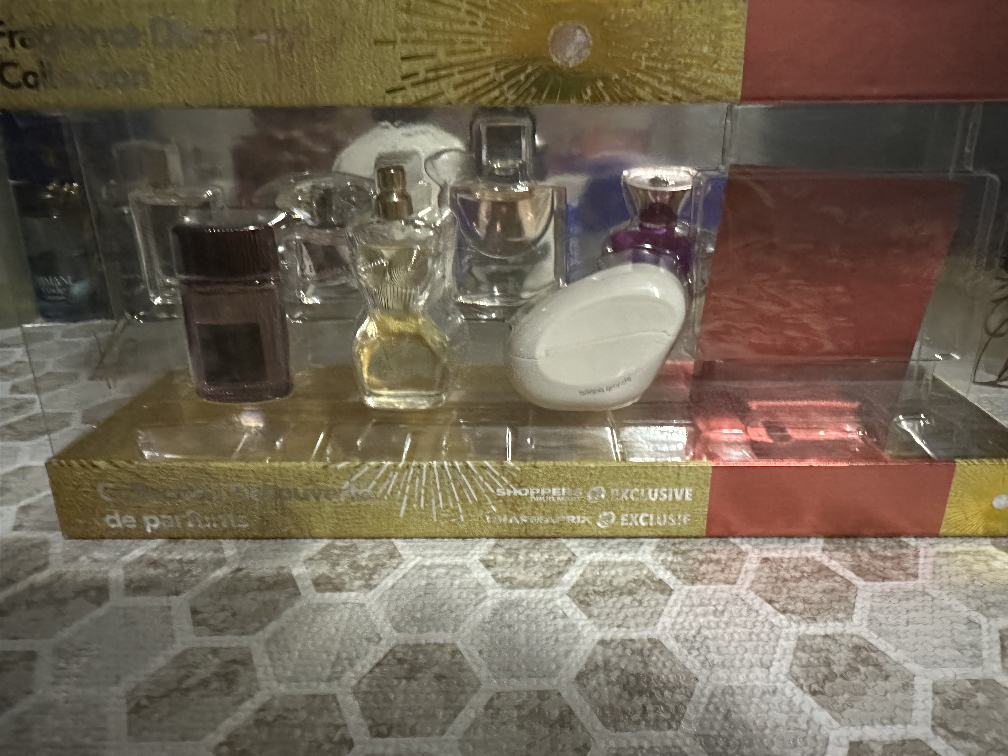 Shoppers  Exclusive Perfume Sampler Set - photo 2