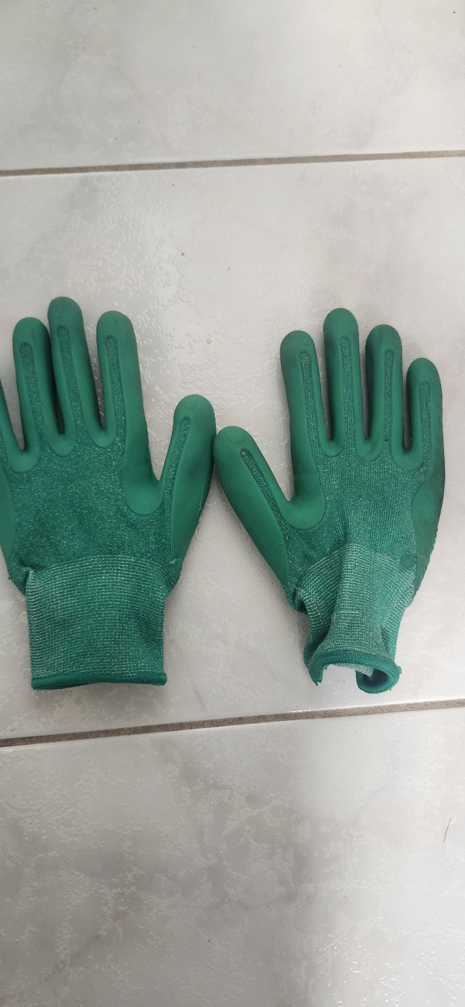Green Gardening Gloves