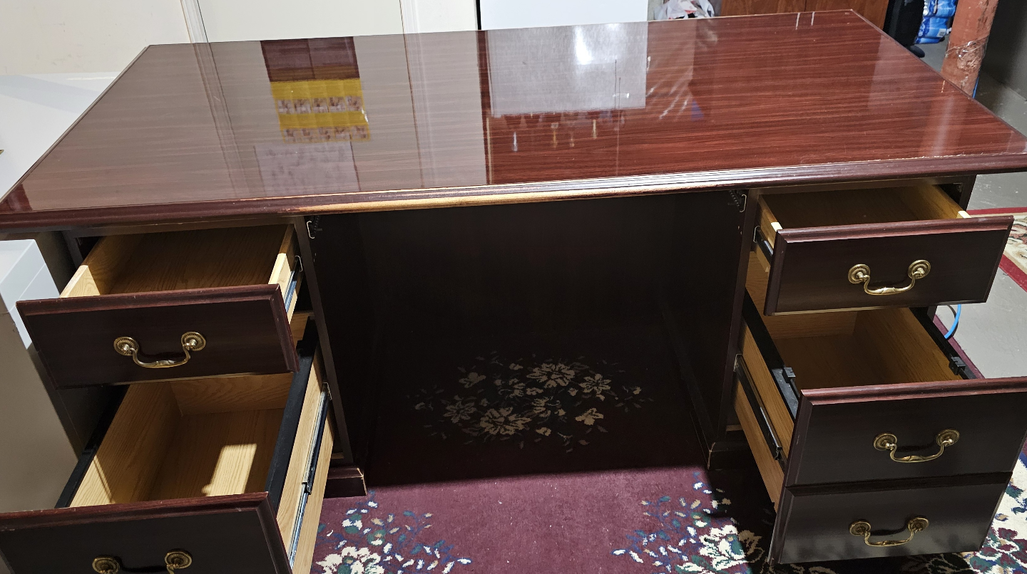 MUST GO. Large Executive Desk. No reasonable offer denied. - photo 2