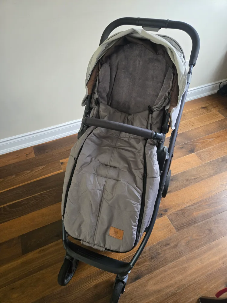 Uppababy Cruz Stroller with Rain Cover and Baby footmuff. image indicator(7)