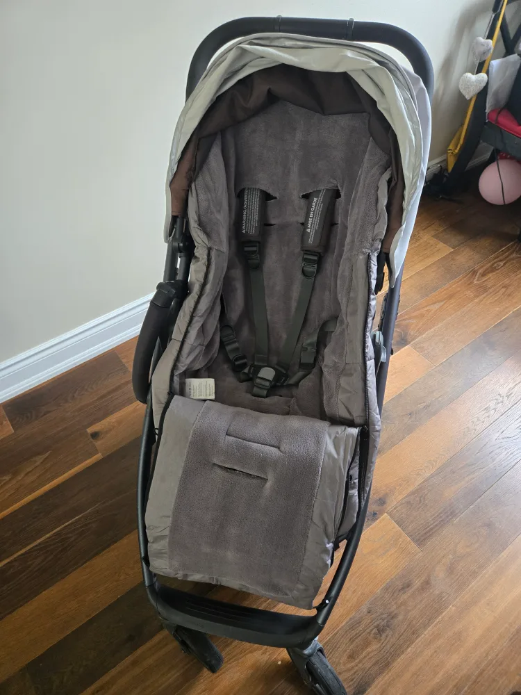 Uppababy Cruz Stroller with Rain Cover and Baby footmuff. image indicator(8)
