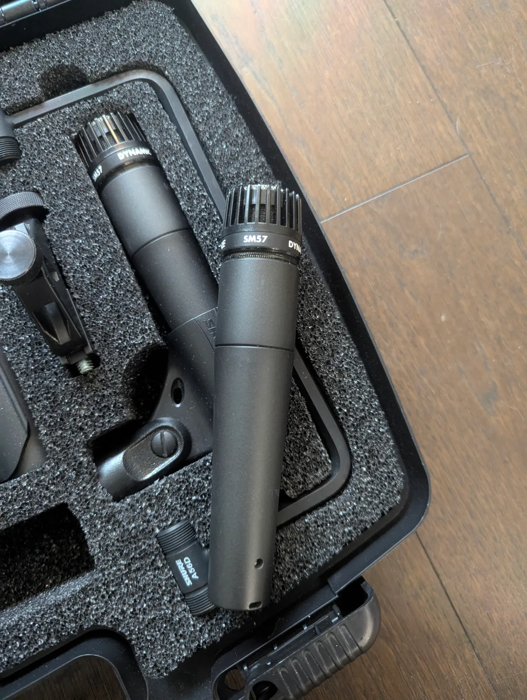 Shure Drum Mic Kit (Beta 52A x1 & SM57 x4) w bonus Apex 381 mic image indicator(3)