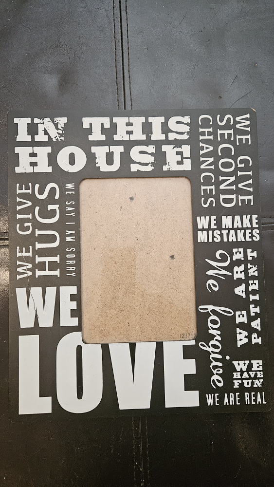 Family Photo Frame - In This House We Love💚