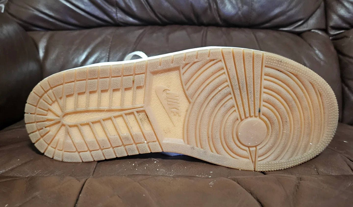 size 7.5, Nike Air Jordan 1 High OG Gold Medal image indicator(5)