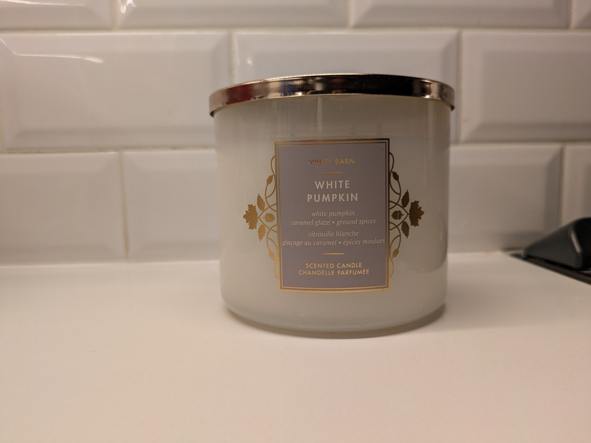 white pumpkin scented candle 💚