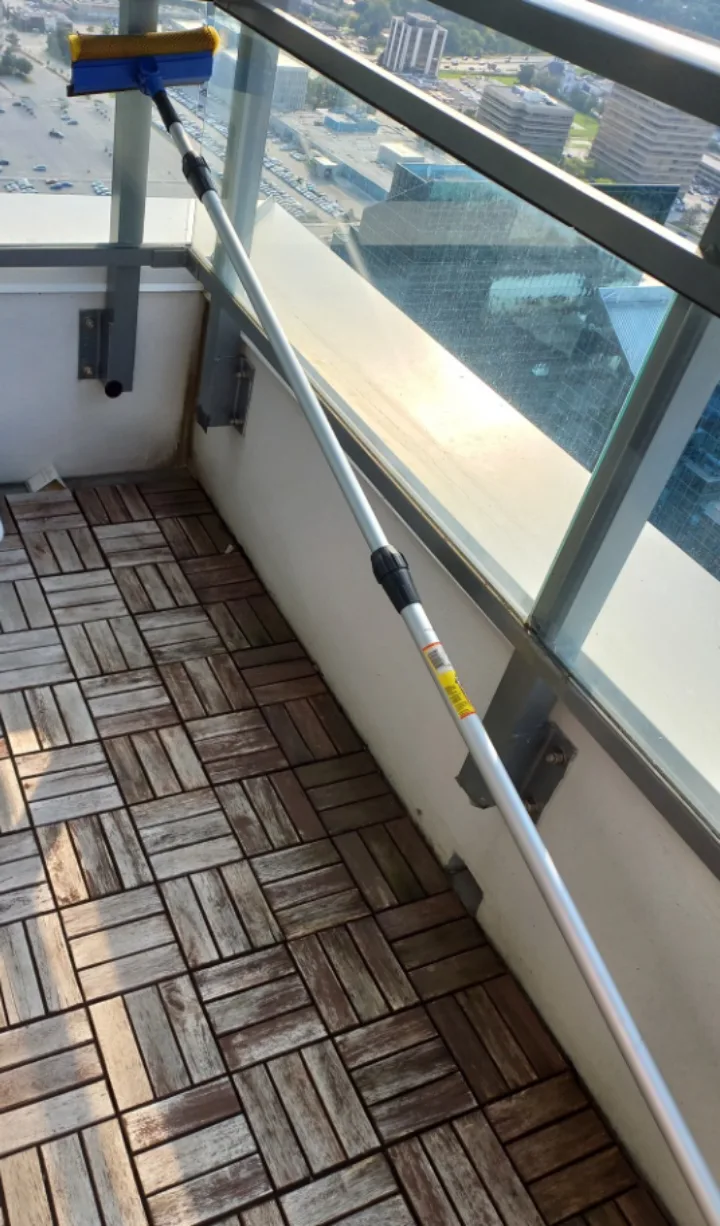 Window Cleaning Tool with Extendable Pole image indicator(2)