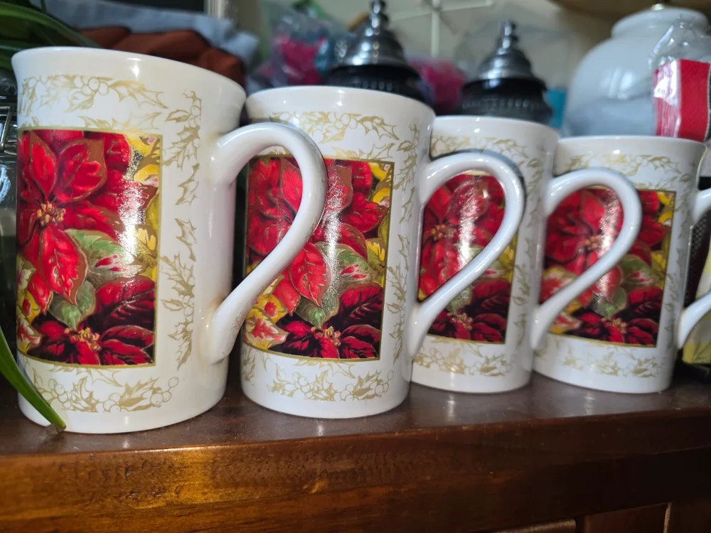 💚Set of four Christmas mugs thumbnail