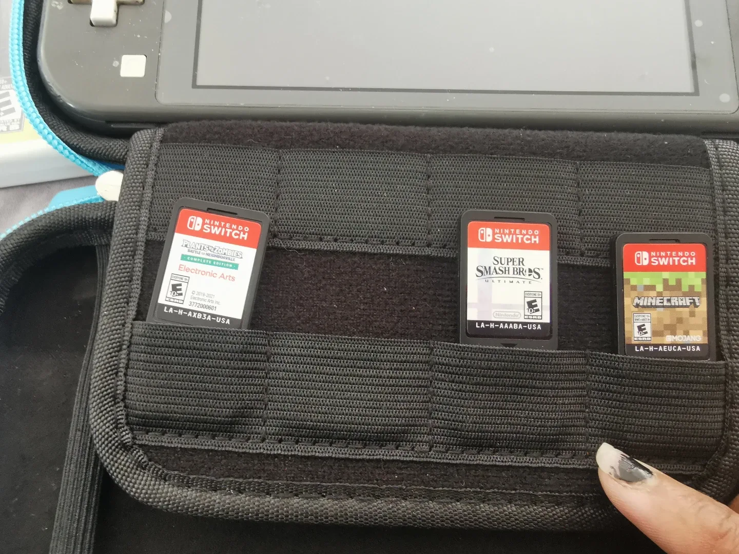 Nintendo Switch Lite with Games image indicator(2)