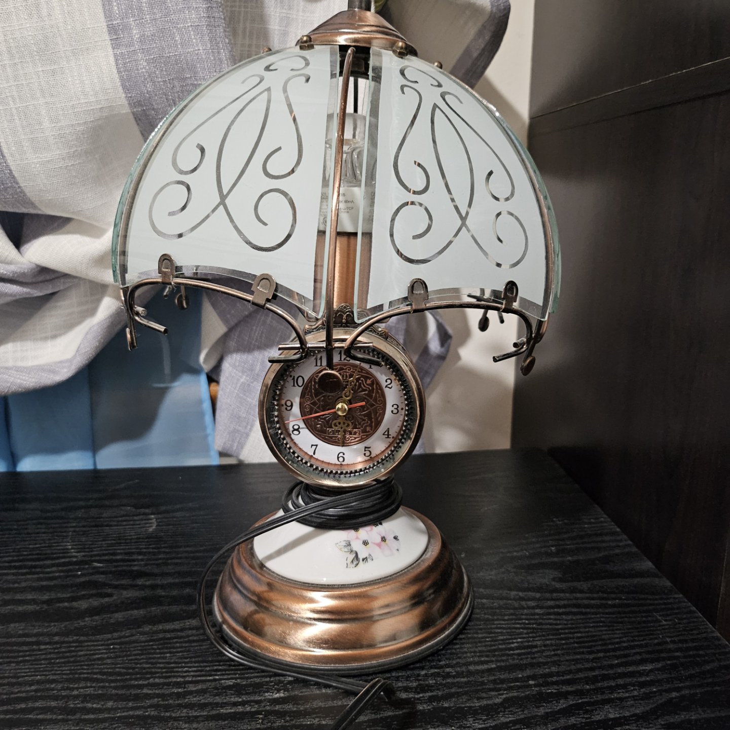 Antique-Style Table Lamp with Clock💚
