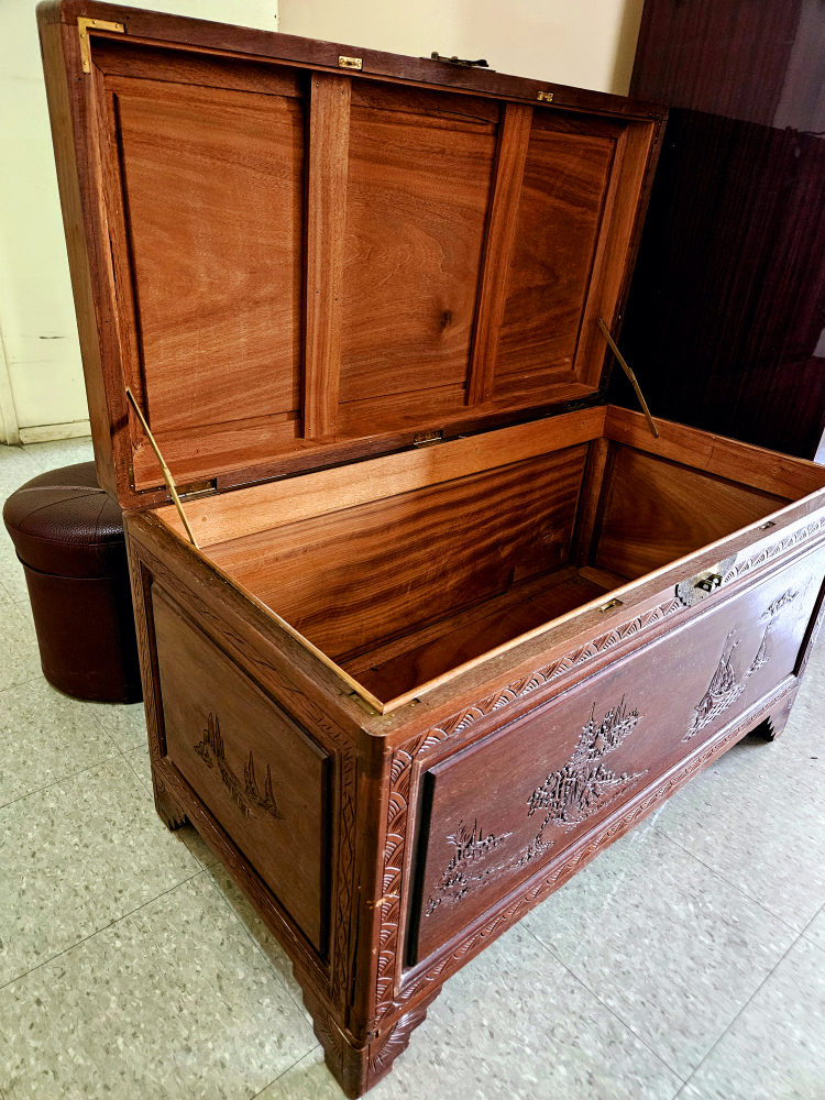 Antique Wooden Chest w/ Brass Clasp. Beautiful carvings!💚 - photo 4