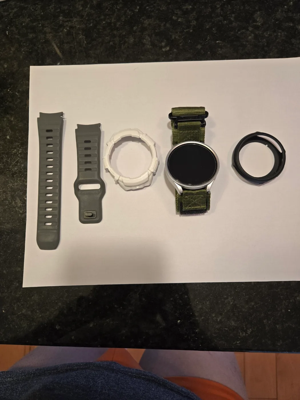 Samsung Galaxy Watch 5 (44mm) with extra bands and case image indicator(3)