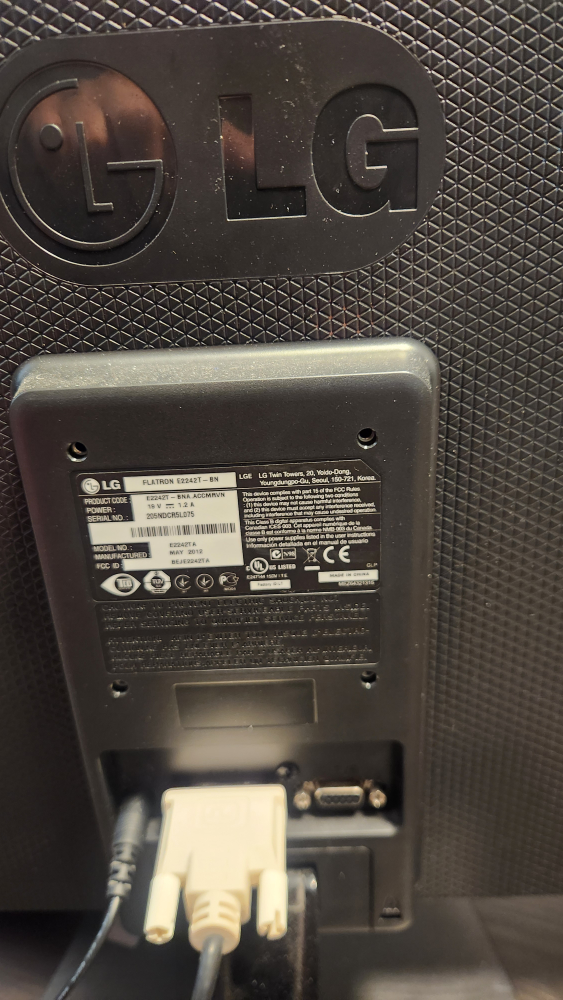 Pair of LG Flatron E2242C Monitors 22" - photo 2
